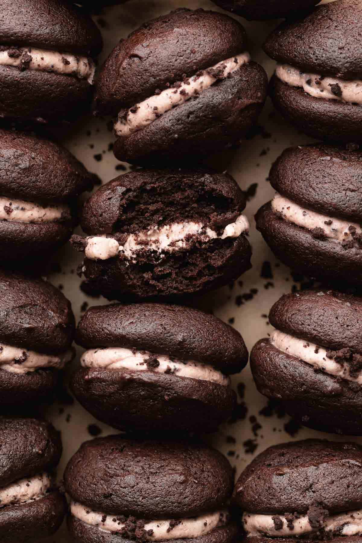 oreo whoopie pies lined up in rows.