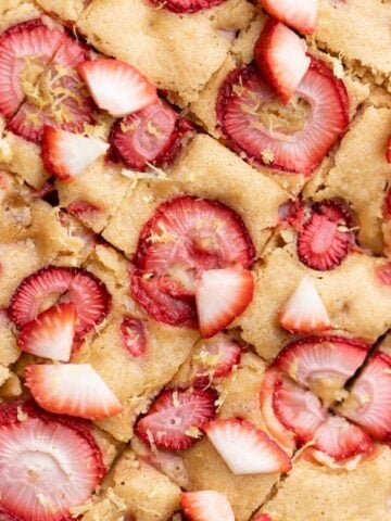 the cut strawberry lemon blondies topped with fresh strawberries.