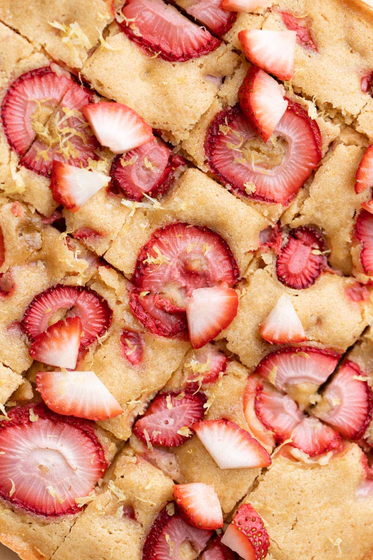 the cut strawberry lemon blondies topped with fresh strawberries.