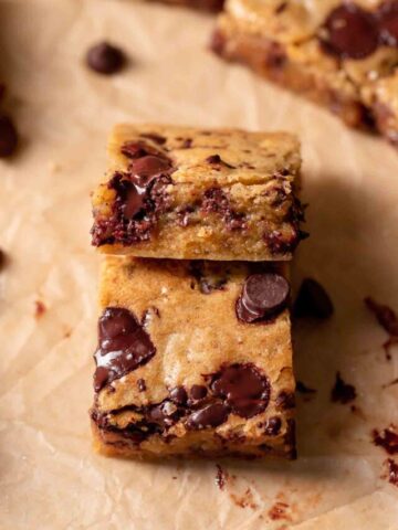 chocolate chip blondie with chocolate chips scattered around it.