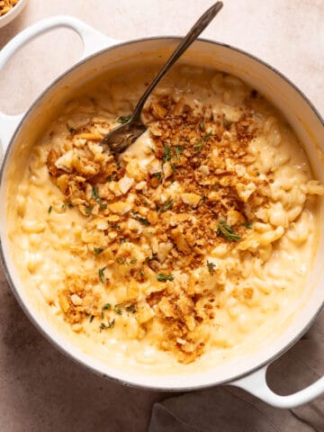 a dutch oven full of macaroni and cheese with a buttery crumb topping.