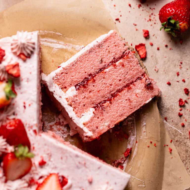 Fresh Strawberry Cake with Strawberry Filling