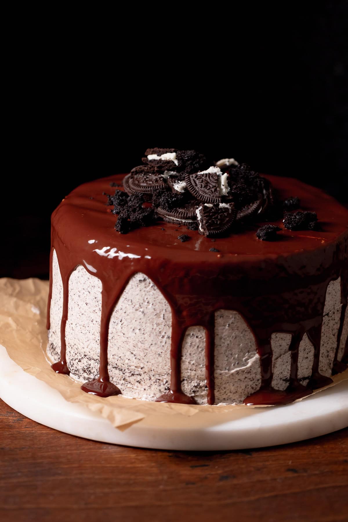 The Oreo cake covered in chocolate ganache and garnished with Oreo cookies on top.